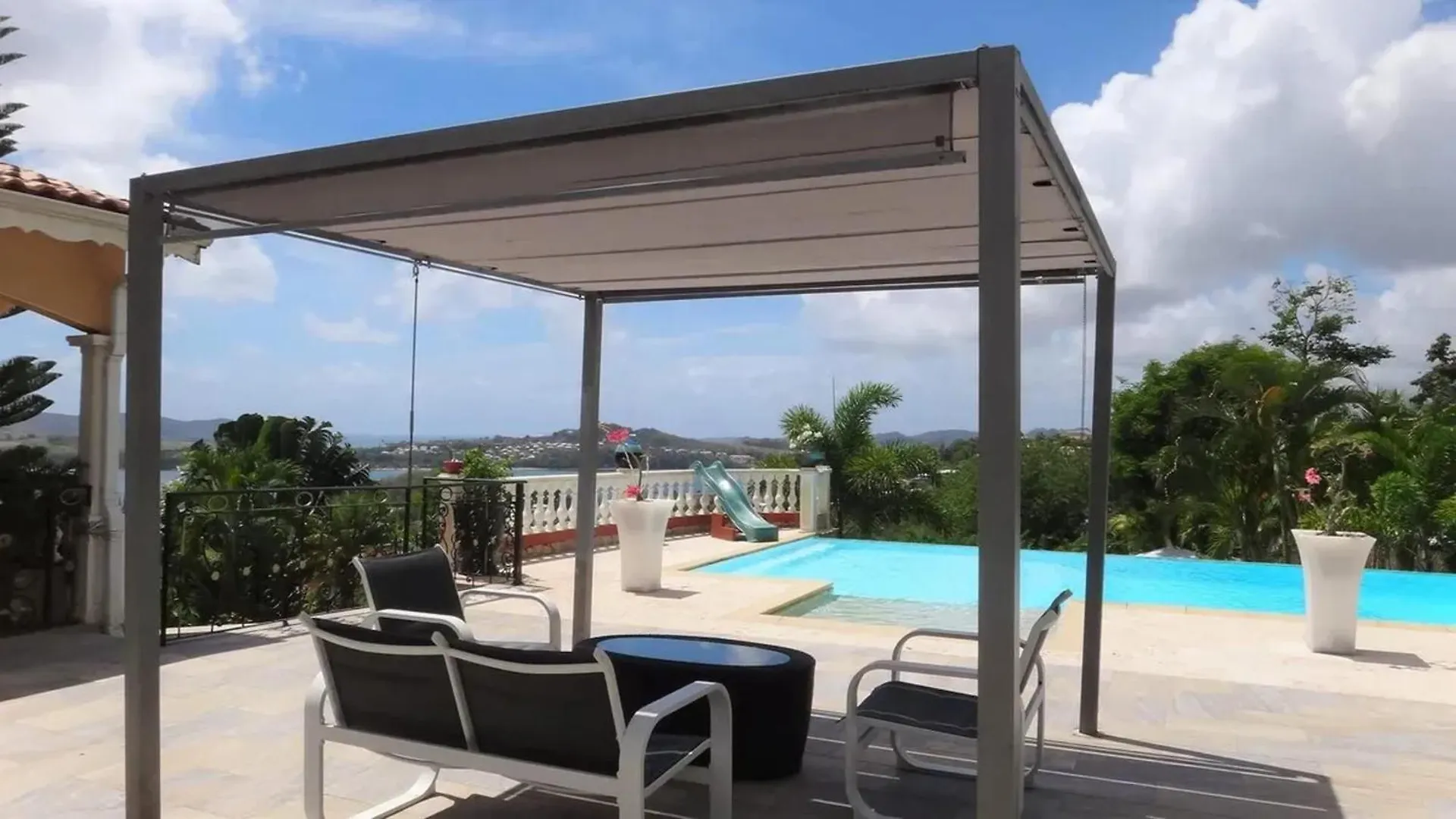 La Trinité Seaside Villa: 2-Bedroom with Pool and Garden La Trinite