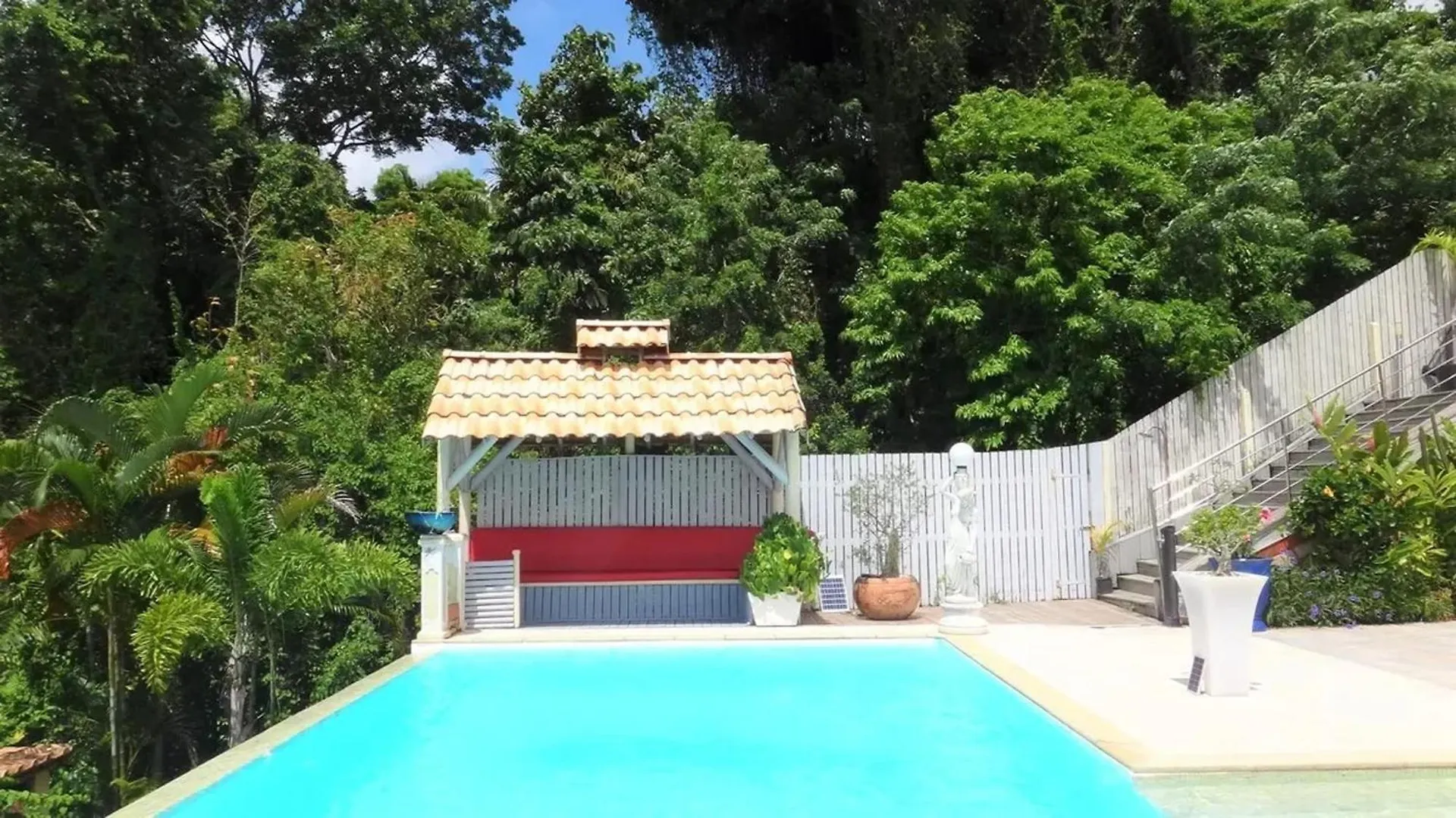 La Trinité Seaside Villa: 2-Bedroom with Pool and Garden La Trinite